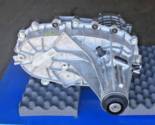 Load image into Gallery viewer, TRANSFER CASE NP246 2002 DOWN  GM CHEVY SILVERADO TAHOE YUKON DENALI SIERRA